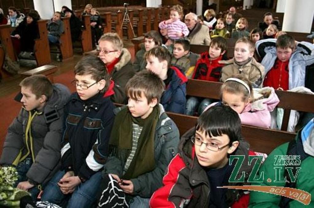 «Šādā sastāvā tas bija pasaules pirmatskaņojums,» pēc trešdienas koncerta ciklā «Iepazīsti ērģeles» Sv.Annas katedrālē jokojot konstatēja Varis Klausītājs – Pēterīša, vectēva, vilka, putniņa un visu citu lomu atveidotājs izrādē «Pēterītis...