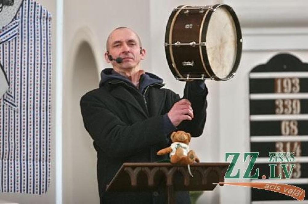 «Šādā sastāvā tas bija pasaules pirmatskaņojums,» pēc trešdienas koncerta ciklā «Iepazīsti ērģeles» Sv.Annas katedrālē jokojot konstatēja Varis Klausītājs – Pēterīša, vectēva, vilka, putniņa un visu citu lomu atveidotājs izrādē «Pēterītis...
