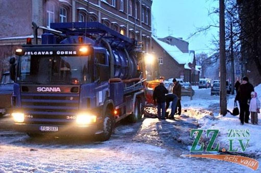 Šodien Svētes ielā, netālu no Valsts policijas ēkas, plīsušas kārtējās caurules, kur jau rosījās avārijas dienesta strādnieki, novēroja «Ziņas».

SIA «Jelgavas ūdens» avārijas dienesta dežurants informēja, ka sākotnējā informācija viņa...