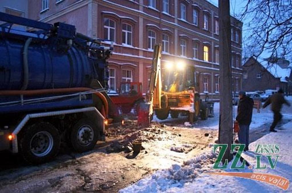 Šodien Svētes ielā, netālu no Valsts policijas ēkas, plīsušas kārtējās caurules, kur jau rosījās avārijas dienesta strādnieki, novēroja «Ziņas».

SIA «Jelgavas ūdens» avārijas dienesta dežurants informēja, ka sākotnējā informācija viņa...