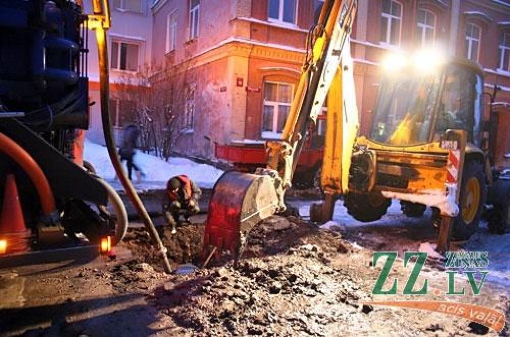 Šodien Svētes ielā, netālu no Valsts policijas ēkas, plīsušas kārtējās caurules, kur jau rosījās avārijas dienesta strādnieki, novēroja «Ziņas».

SIA «Jelgavas ūdens» avārijas dienesta dežurants informēja, ka sākotnējā informācija viņa...