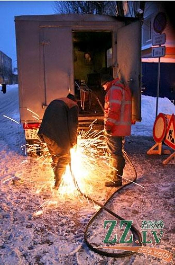 Šodien Svētes ielā, netālu no Valsts policijas ēkas, plīsušas kārtējās caurules, kur jau rosījās avārijas dienesta strādnieki, novēroja «Ziņas».

SIA «Jelgavas ūdens» avārijas dienesta dežurants informēja, ka sākotnējā informācija viņa...
