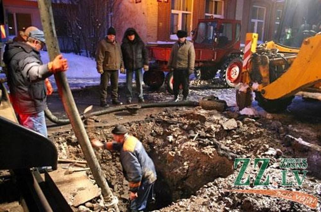 Šodien Svētes ielā, netālu no Valsts policijas ēkas, plīsušas kārtējās caurules, kur jau rosījās avārijas dienesta strādnieki, novēroja «Ziņas».

SIA «Jelgavas ūdens» avārijas dienesta dežurants informēja, ka sākotnējā informācija viņa...