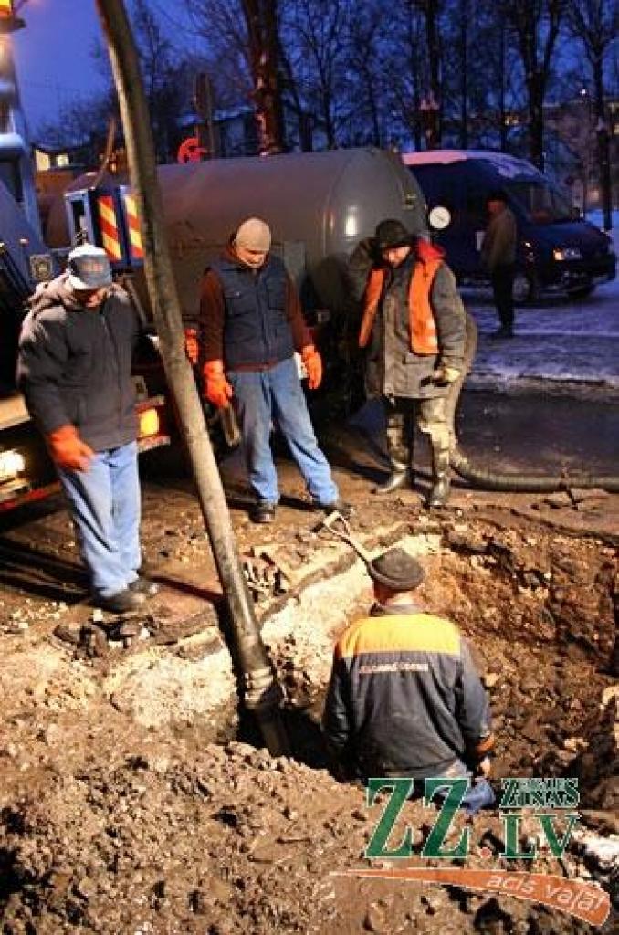 Šodien Svētes ielā, netālu no Valsts policijas ēkas, plīsušas kārtējās caurules, kur jau rosījās avārijas dienesta strādnieki, novēroja «Ziņas».

SIA «Jelgavas ūdens» avārijas dienesta dežurants informēja, ka sākotnējā informācija viņa...