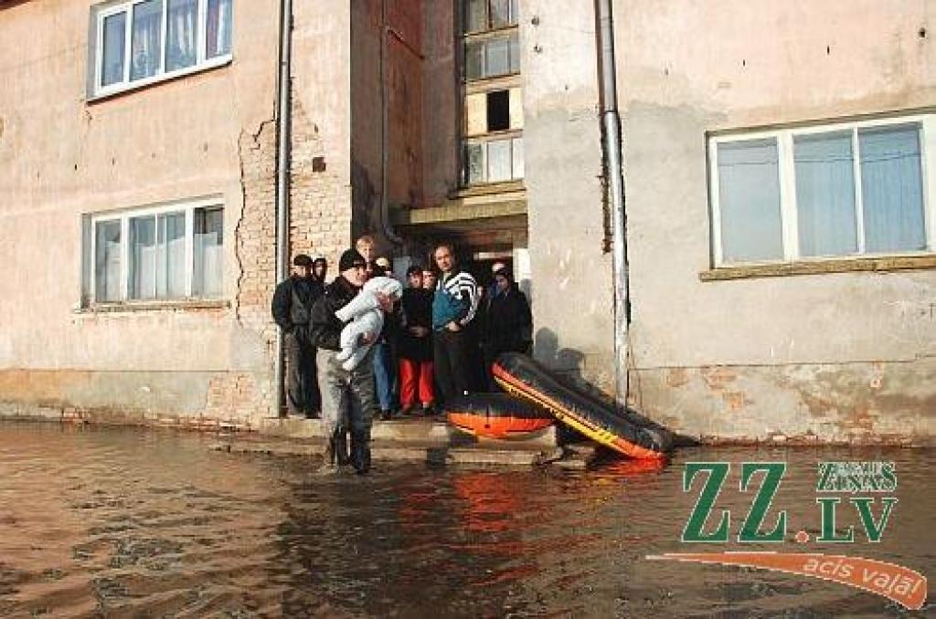 Šajās dienās Jelgavas Pašvaldības policijas darbiniekiem daudz vairāk rūpju bija jāvelta plūdos cietušajiem. Ar katru nākamo dienu aizvien vairāk bijis jāpārvietojas laivās nevis mašīnā.

Jau ziņots, ka ceturtdien Jelgavas Pašavaldības...