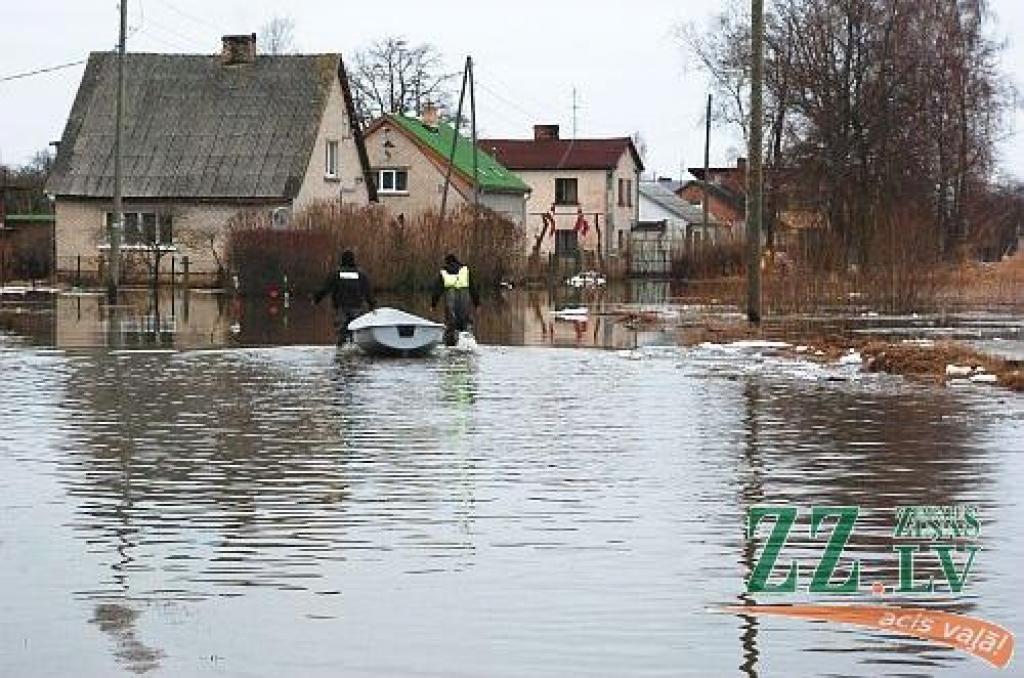 Šajās dienās Jelgavas Pašvaldības policijas darbiniekiem daudz vairāk rūpju bija jāvelta plūdos cietušajiem. Ar katru nākamo dienu aizvien vairāk bijis jāpārvietojas laivās nevis mašīnā.

Jau ziņots, ka ceturtdien Jelgavas Pašavaldības...