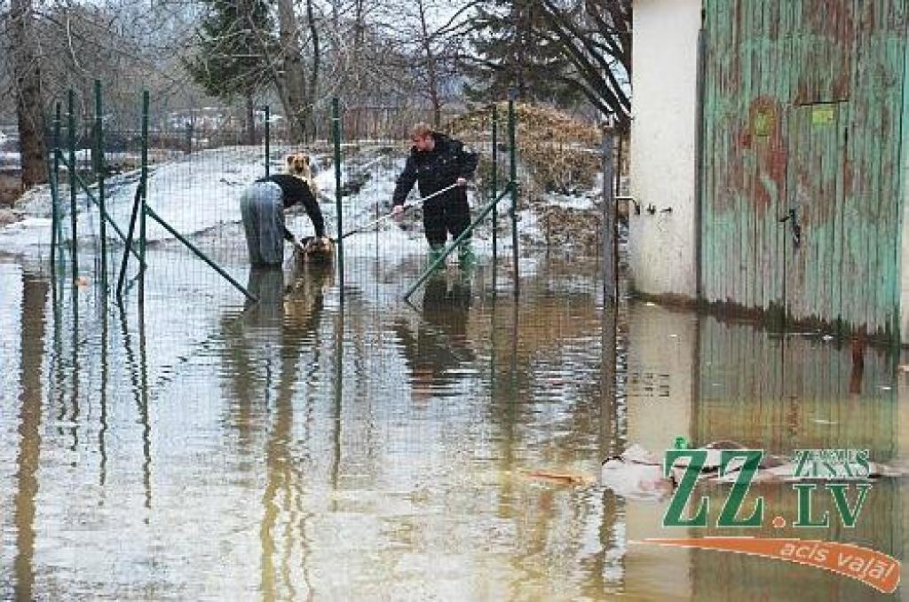 Šajās dienās Jelgavas Pašvaldības policijas darbiniekiem daudz vairāk rūpju bija jāvelta plūdos cietušajiem. Ar katru nākamo dienu aizvien vairāk bijis jāpārvietojas laivās nevis mašīnā.

Jau ziņots, ka ceturtdien Jelgavas Pašavaldības...