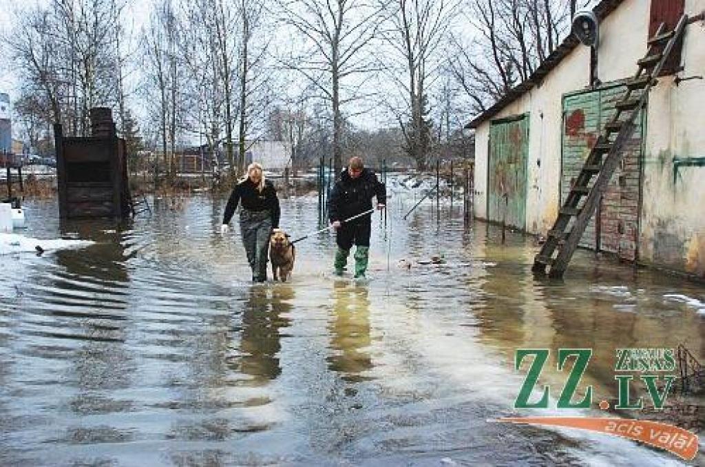 Šajās dienās Jelgavas Pašvaldības policijas darbiniekiem daudz vairāk rūpju bija jāvelta plūdos cietušajiem. Ar katru nākamo dienu aizvien vairāk bijis jāpārvietojas laivās nevis mašīnā.

Jau ziņots, ka ceturtdien Jelgavas Pašavaldības...