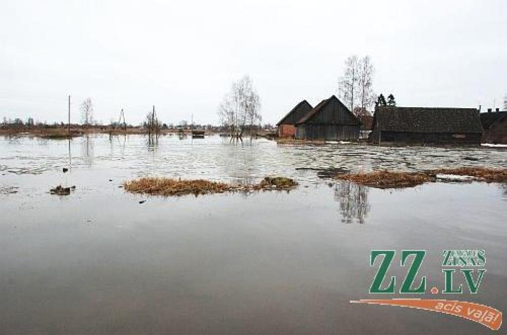 Šajās dienās Jelgavas Pašvaldības policijas darbiniekiem daudz vairāk rūpju bija jāvelta plūdos cietušajiem. Ar katru nākamo dienu aizvien vairāk bijis jāpārvietojas laivās nevis mašīnā.

Jau ziņots, ka ceturtdien Jelgavas Pašavaldības...