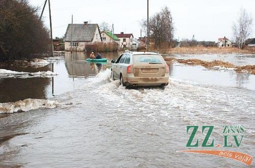 Šajās dienās Jelgavas Pašvaldības policijas darbiniekiem daudz vairāk rūpju bija jāvelta plūdos cietušajiem. Ar katru nākamo dienu aizvien vairāk bijis jāpārvietojas laivās nevis mašīnā.

Jau ziņots, ka ceturtdien Jelgavas Pašavaldības...
