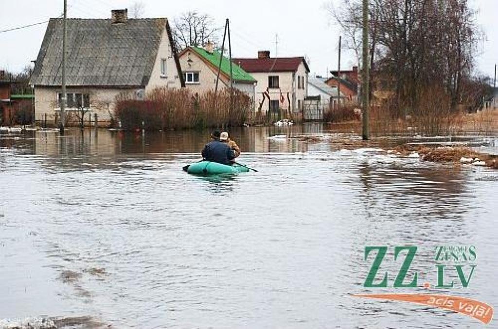 Šajās dienās Jelgavas Pašvaldības policijas darbiniekiem daudz vairāk rūpju bija jāvelta plūdos cietušajiem. Ar katru nākamo dienu aizvien vairāk bijis jāpārvietojas laivās nevis mašīnā.

Jau ziņots, ka ceturtdien Jelgavas Pašavaldības...