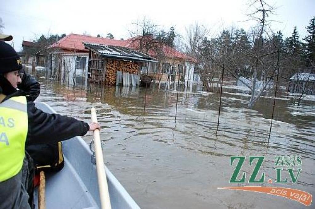 Šajās dienās Jelgavas Pašvaldības policijas darbiniekiem daudz vairāk rūpju bija jāvelta plūdos cietušajiem. Ar katru nākamo dienu aizvien vairāk bijis jāpārvietojas laivās nevis mašīnā.

Jau ziņots, ka ceturtdien Jelgavas Pašavaldības...