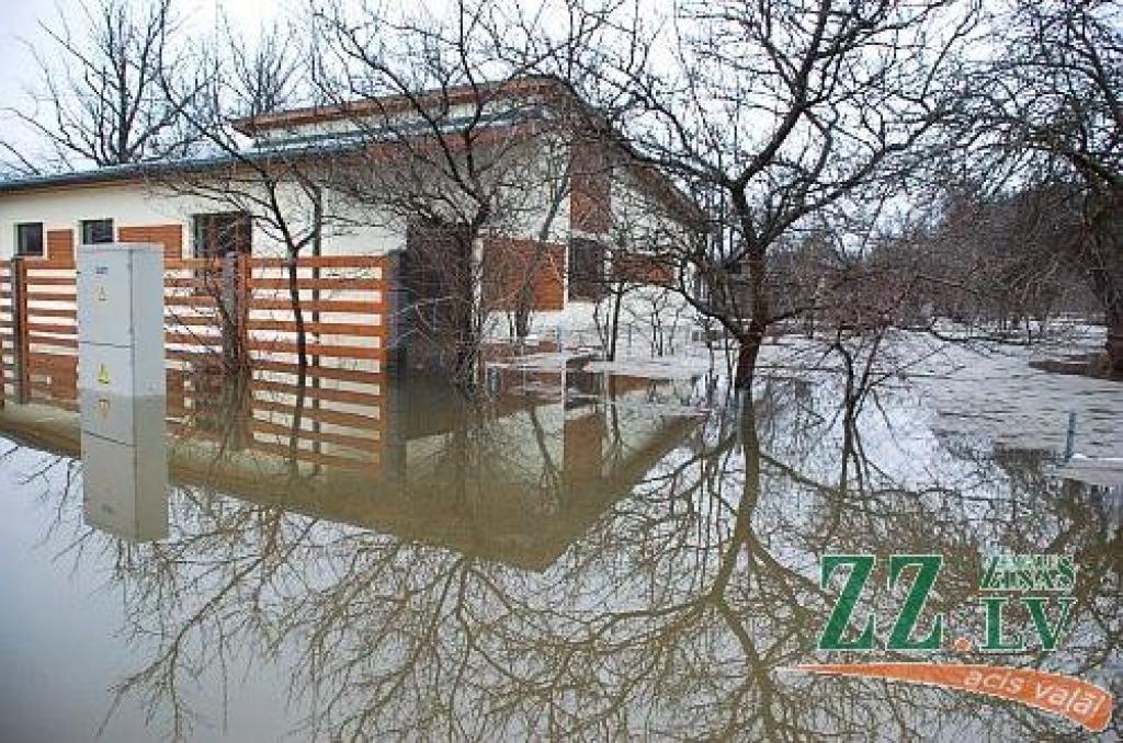 Šajās dienās Jelgavas Pašvaldības policijas darbiniekiem daudz vairāk rūpju bija jāvelta plūdos cietušajiem. Ar katru nākamo dienu aizvien vairāk bijis jāpārvietojas laivās nevis mašīnā.

Jau ziņots, ka ceturtdien Jelgavas Pašavaldības...