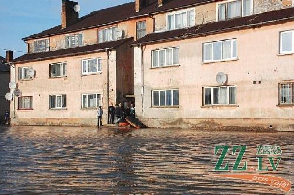 Šajās dienās Jelgavas Pašvaldības policijas darbiniekiem daudz vairāk rūpju bija jāvelta plūdos cietušajiem. Ar katru nākamo dienu aizvien vairāk bijis jāpārvietojas laivās nevis mašīnā.

Jau ziņots, ka ceturtdien Jelgavas Pašavaldības...