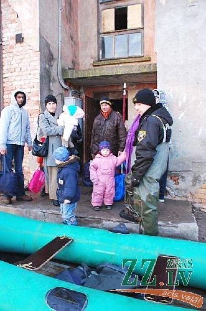 Šajās dienās Jelgavas Pašvaldības policijas darbiniekiem daudz vairāk rūpju bija jāvelta plūdos cietušajiem. Ar katru nākamo dienu aizvien vairāk bijis jāpārvietojas laivās nevis mašīnā.

Jau ziņots, ka ceturtdien Jelgavas Pašavaldības...