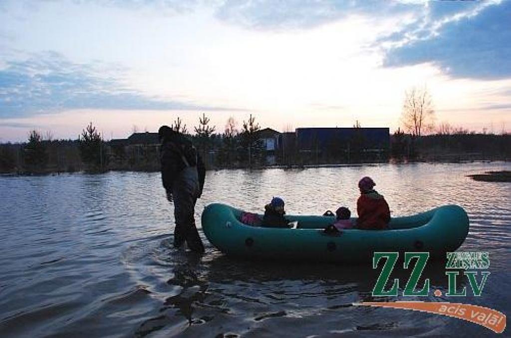 Šajās dienās Jelgavas Pašvaldības policijas darbiniekiem daudz vairāk rūpju bija jāvelta plūdos cietušajiem. Ar katru nākamo dienu aizvien vairāk bijis jāpārvietojas laivās nevis mašīnā.

Jau ziņots, ka ceturtdien Jelgavas Pašavaldības...