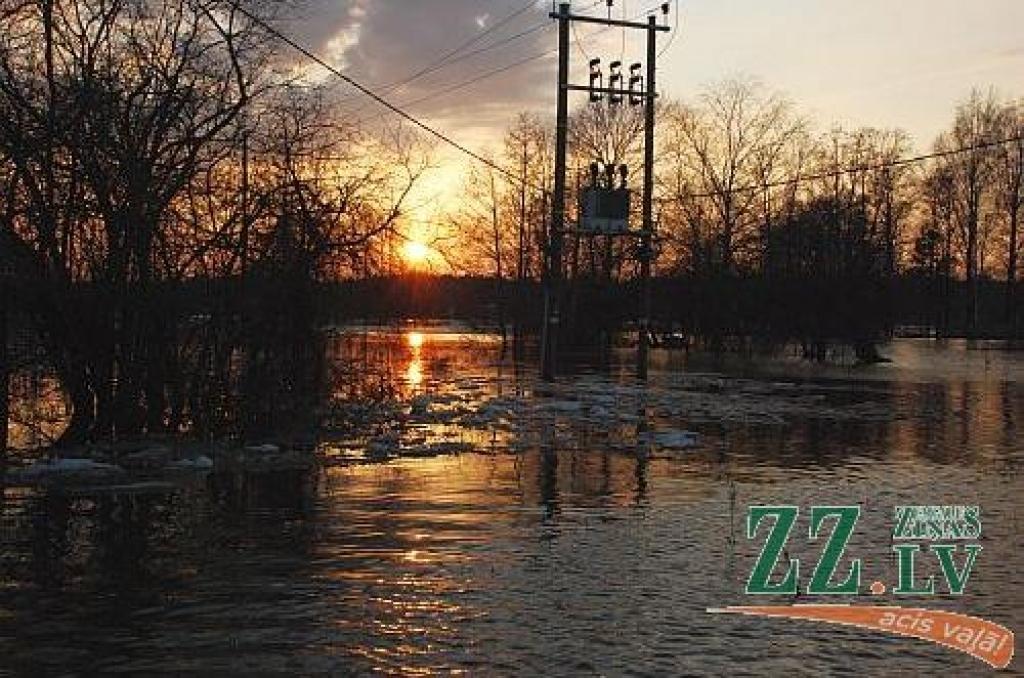 Šajās dienās Jelgavas Pašvaldības policijas darbiniekiem daudz vairāk rūpju bija jāvelta plūdos cietušajiem. Ar katru nākamo dienu aizvien vairāk bijis jāpārvietojas laivās nevis mašīnā.

Jau ziņots, ka ceturtdien Jelgavas Pašavaldības...