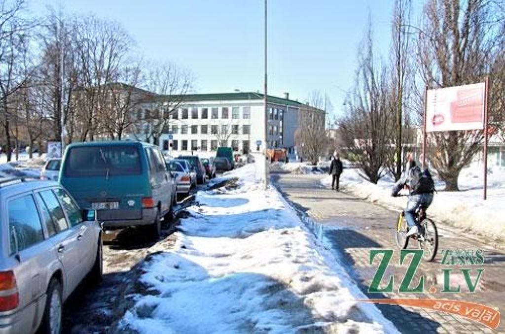 Uzreiz jāatgādina, ka arī šoreiz mūsdienu fotogrāfs, pēc vecu un jaunu karšu salīdzināšanas un pētījumiem, centies kadrā iekļaut to pašu ainavu, kas ir vecās Jelgavas attēlā. Vienīgi maza nobīde ir skatpunkta leņķī pret Uzvaras ielu, kura...