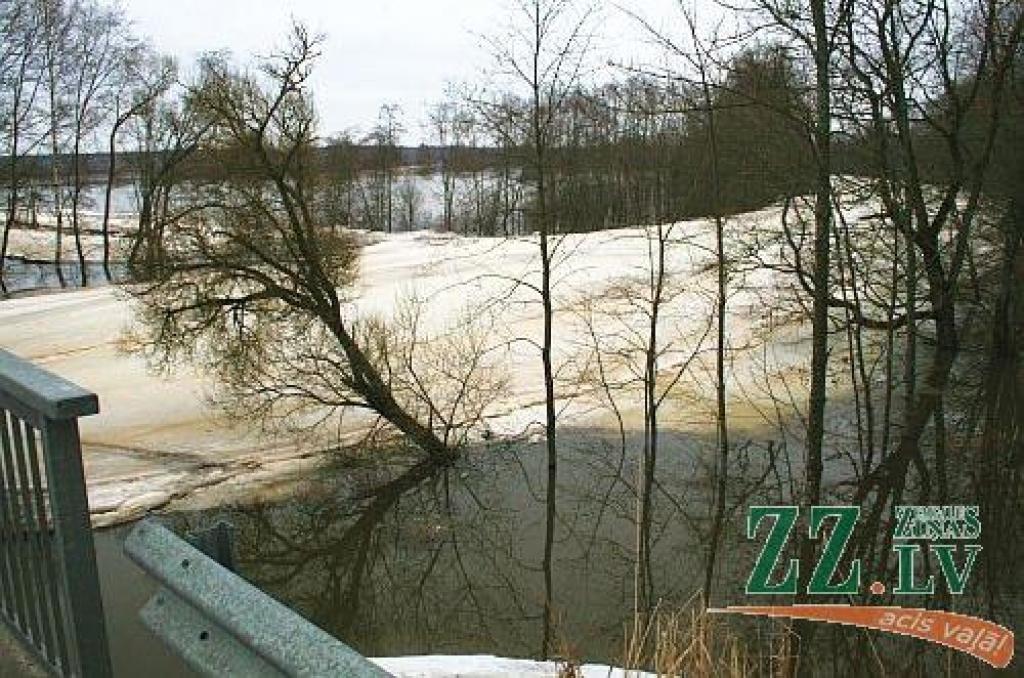 Jelgavā ceturtdien Lielupes līmenis turpināja augt, un, ja rītu sagaidījām pie 3,22 metriem, tad vakarā bija jau 3,32 metri. Plašāka pilsētas daļa var applūst pie 3,50 m līmeņa, bet jau no rīta redzējām, ka slēgta Uzvaras iela ar parku, un...
Autors: > www.zz.lv