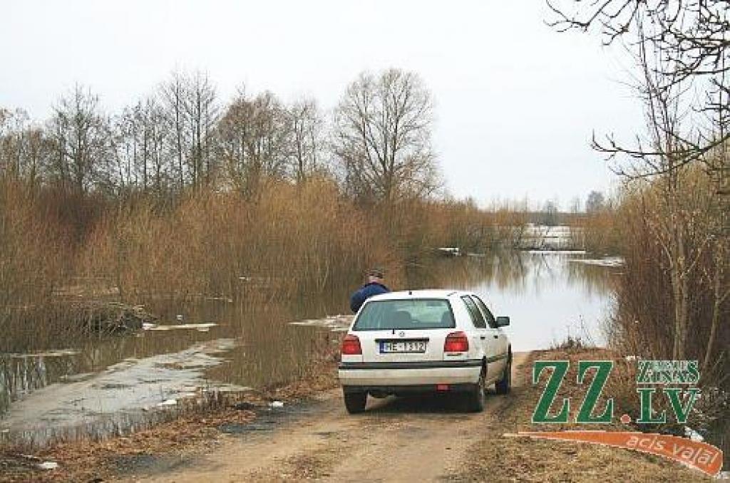 Jelgavā ceturtdien Lielupes līmenis turpināja augt, un, ja rītu sagaidījām pie 3,22 metriem, tad vakarā bija jau 3,32 metri. Plašāka pilsētas daļa var applūst pie 3,50 m līmeņa, bet jau no rīta redzējām, ka slēgta Uzvaras iela ar parku, un...
Autors: > www.zz.lv