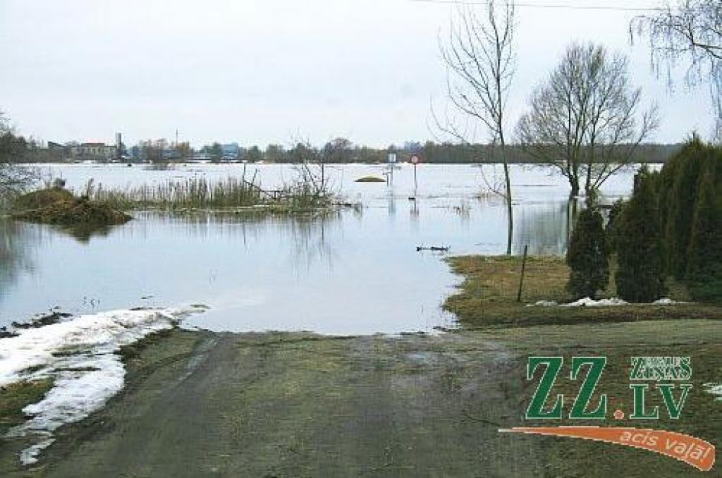 Jelgavā ceturtdien Lielupes līmenis turpināja augt, un, ja rītu sagaidījām pie 3,22 metriem, tad vakarā bija jau 3,32 metri. Plašāka pilsētas daļa var applūst pie 3,50 m līmeņa, bet jau no rīta redzējām, ka slēgta Uzvaras iela ar parku, un...
Autors: > www.zz.lv