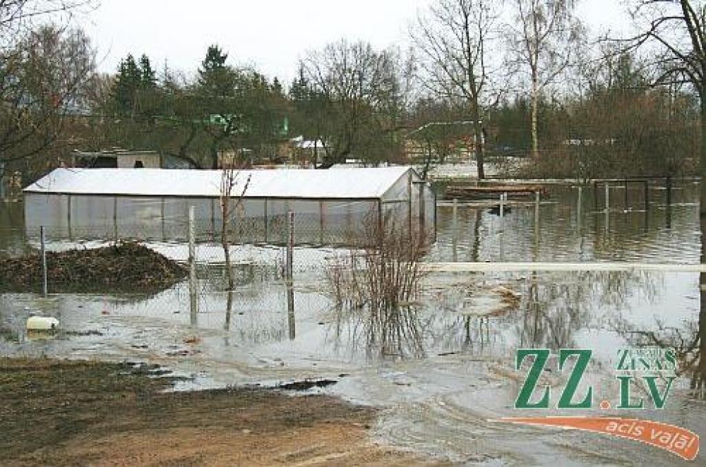 Jelgavā ceturtdien Lielupes līmenis turpināja augt, un, ja rītu sagaidījām pie 3,22 metriem, tad vakarā bija jau 3,32 metri. Plašāka pilsētas daļa var applūst pie 3,50 m līmeņa, bet jau no rīta redzējām, ka slēgta Uzvaras iela ar parku, un...
Autors: > www.zz.lv
