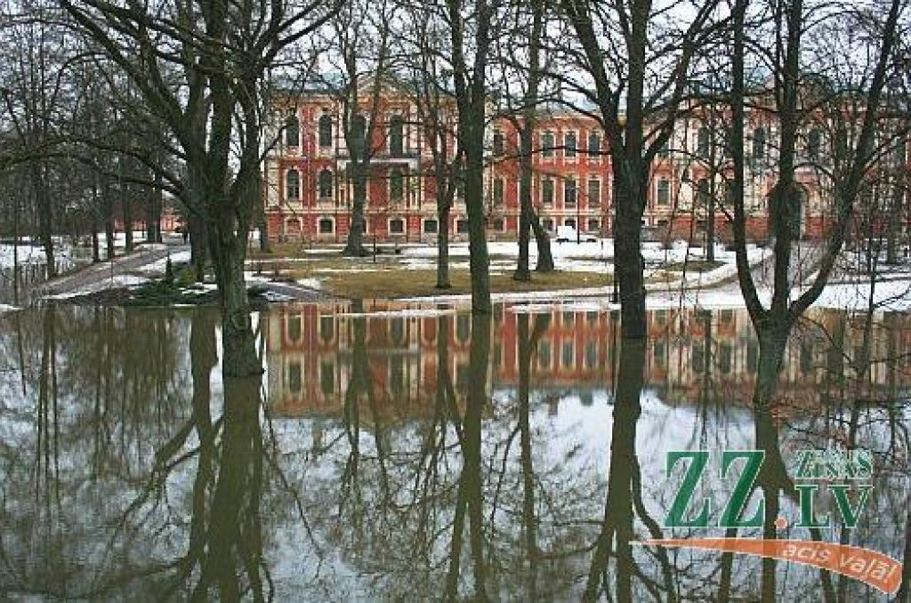 Jelgavā ceturtdien Lielupes līmenis turpināja augt, un, ja rītu sagaidījām pie 3,22 metriem, tad vakarā bija jau 3,32 metri. Plašāka pilsētas daļa var applūst pie 3,50 m līmeņa, bet jau no rīta redzējām, ka slēgta Uzvaras iela ar parku, un...
Autors: > www.zz.lv
