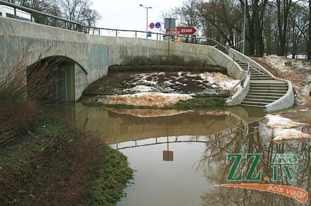 Jelgavā ceturtdien Lielupes līmenis turpināja augt, un, ja rītu sagaidījām pie 3,22 metriem, tad vakarā bija jau 3,32 metri. Plašāka pilsētas daļa var applūst pie 3,50 m līmeņa, bet jau no rīta redzējām, ka slēgta Uzvaras iela ar parku, un...
Autors: > www.zz.lv