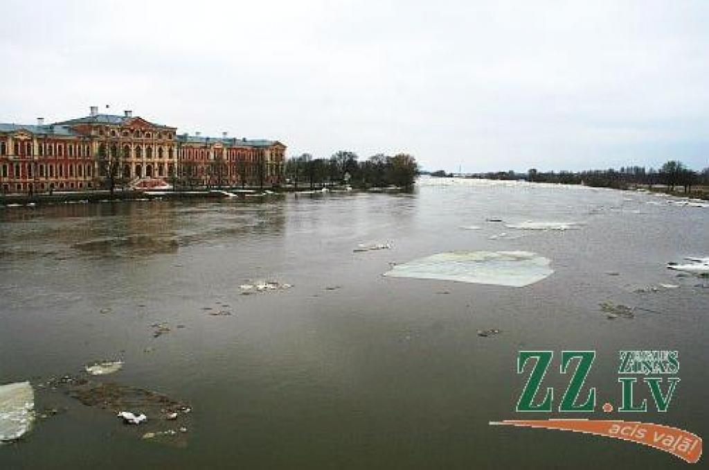 Jelgavā ceturtdien Lielupes līmenis turpināja augt, un, ja rītu sagaidījām pie 3,22 metriem, tad vakarā bija jau 3,32 metri. Plašāka pilsētas daļa var applūst pie 3,50 m līmeņa, bet jau no rīta redzējām, ka slēgta Uzvaras iela ar parku, un...
Autors: > www.zz.lv