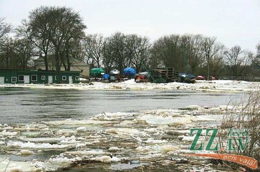 Jelgavā ceturtdien Lielupes līmenis turpināja augt, un, ja rītu sagaidījām pie 3,22 metriem, tad vakarā bija jau 3,32 metri. Plašāka pilsētas daļa var applūst pie 3,50 m līmeņa, bet jau no rīta redzējām, ka slēgta Uzvaras iela ar parku, un...
Autors: > www.zz.lv