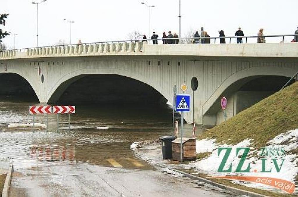 Jelgavā ceturtdien Lielupes līmenis turpināja augt, un, ja rītu sagaidījām pie 3,22 metriem, tad vakarā bija jau 3,32 metri. Plašāka pilsētas daļa var applūst pie 3,50 m līmeņa, bet jau no rīta redzējām, ka slēgta Uzvaras iela ar parku, un...
Autors: > www.zz.lv