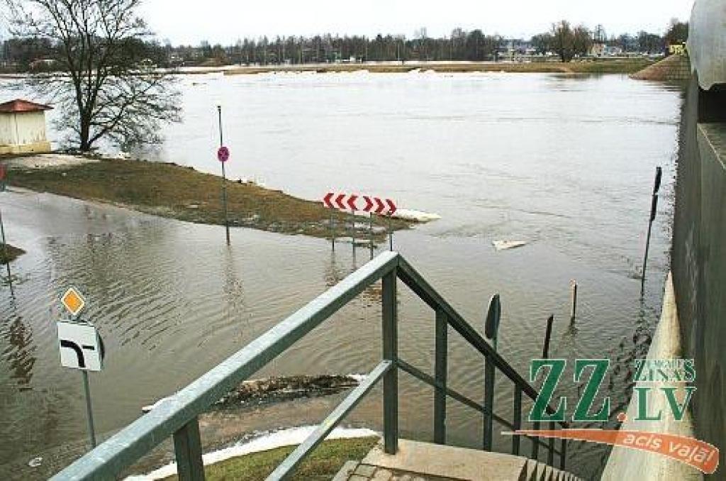 Jelgavā ceturtdien Lielupes līmenis turpināja augt, un, ja rītu sagaidījām pie 3,22 metriem, tad vakarā bija jau 3,32 metri. Plašāka pilsētas daļa var applūst pie 3,50 m līmeņa, bet jau no rīta redzējām, ka slēgta Uzvaras iela ar parku, un...
Autors: > www.zz.lv
