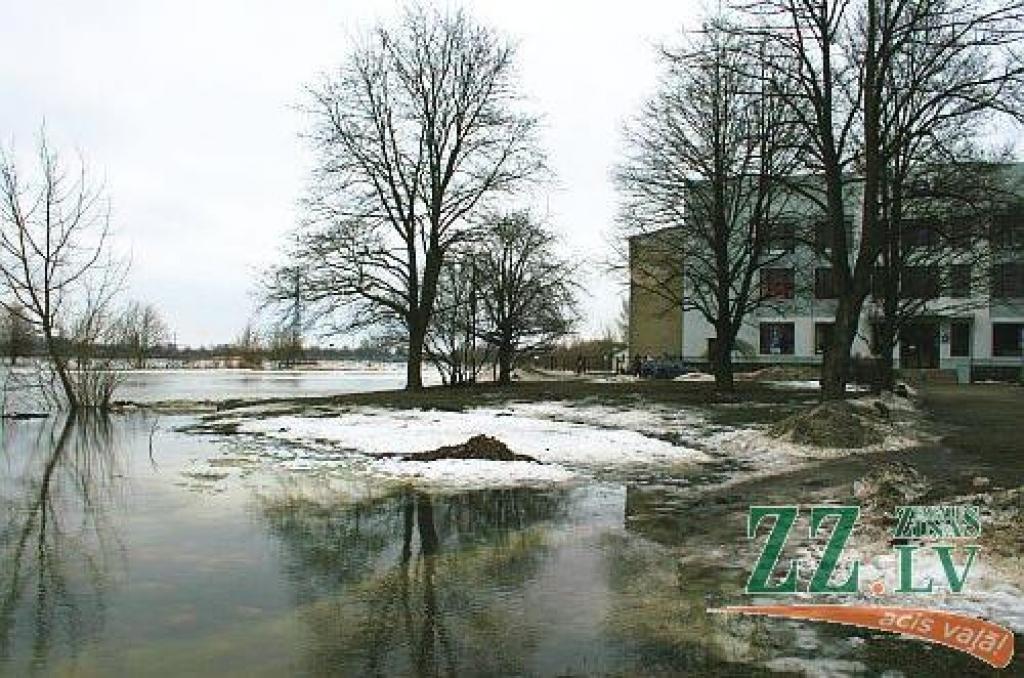 Jelgavā ceturtdien Lielupes līmenis turpināja augt, un, ja rītu sagaidījām pie 3,22 metriem, tad vakarā bija jau 3,32 metri. Plašāka pilsētas daļa var applūst pie 3,50 m līmeņa, bet jau no rīta redzējām, ka slēgta Uzvaras iela ar parku, un...
Autors: > www.zz.lv