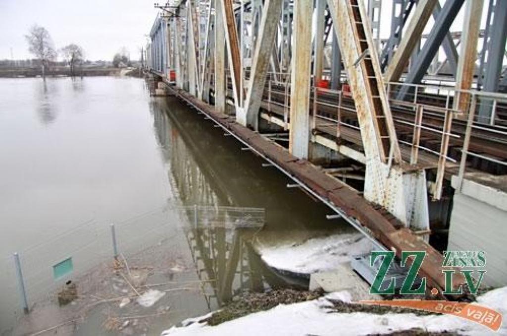 Jelgavā ceturtdien Lielupes līmenis turpināja augt, un, ja rītu sagaidījām pie 3,22 metriem, tad vakarā bija jau 3,32 metri. Plašāka pilsētas daļa var applūst pie 3,50 m līmeņa, bet jau no rīta redzējām, ka slēgta Uzvaras iela ar parku, un...
Autors: > www.zz.lv