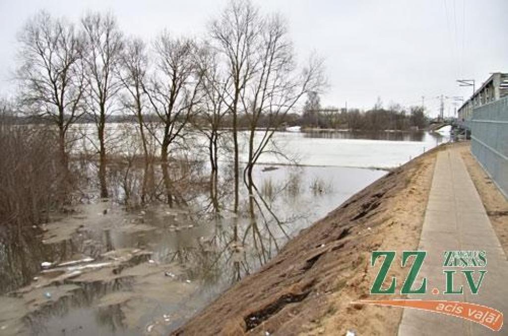 Jelgavā ceturtdien Lielupes līmenis turpināja augt, un, ja rītu sagaidījām pie 3,22 metriem, tad vakarā bija jau 3,32 metri. Plašāka pilsētas daļa var applūst pie 3,50 m līmeņa, bet jau no rīta redzējām, ka slēgta Uzvaras iela ar parku, un...
Autors: > www.zz.lv