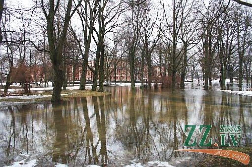 Šodien pulksten 14.30 Lielupes līmenis bija sasniedzis 311 centimetrus virs jūras līmeņa, kas tiek uzskatīti jau par trešās pakāpes riska plūdiem Jelgavā (no rīta vēl tika fiksēta otrā pakāpe). Applūdusi ceturtā daļa Jelgavas - pārsvarā...
