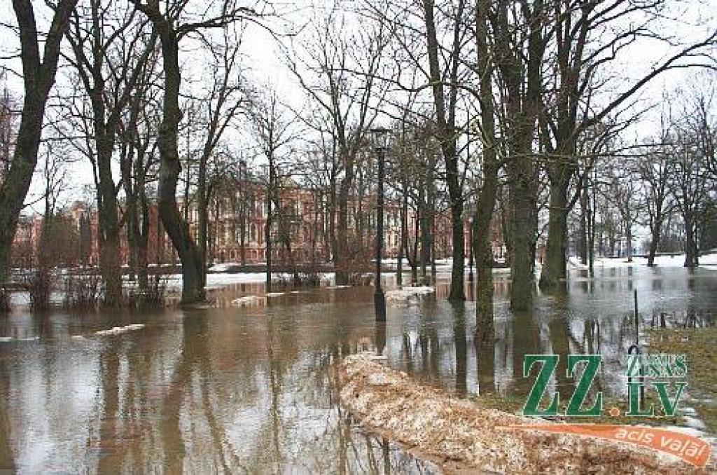 Šodien pulksten 14.30 Lielupes līmenis bija sasniedzis 311 centimetrus virs jūras līmeņa, kas tiek uzskatīti jau par trešās pakāpes riska plūdiem Jelgavā (no rīta vēl tika fiksēta otrā pakāpe). Applūdusi ceturtā daļa Jelgavas - pārsvarā...