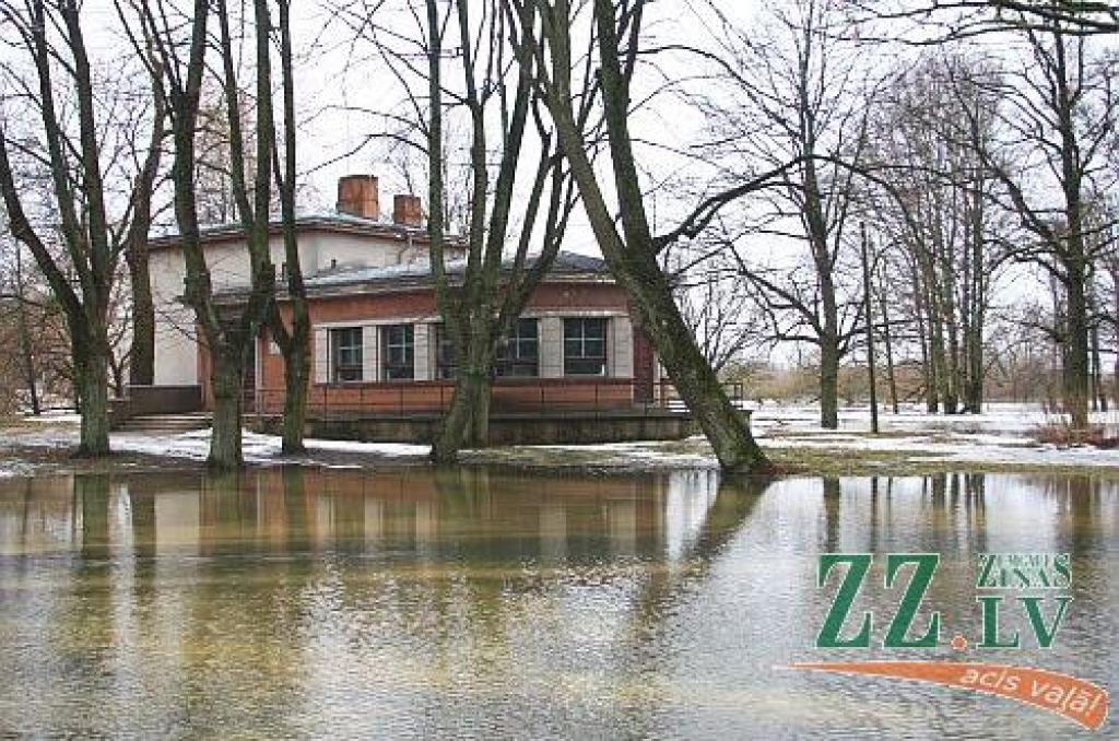 Šodien pulksten 14.30 Lielupes līmenis bija sasniedzis 311 centimetrus virs jūras līmeņa, kas tiek uzskatīti jau par trešās pakāpes riska plūdiem Jelgavā (no rīta vēl tika fiksēta otrā pakāpe). Applūdusi ceturtā daļa Jelgavas - pārsvarā...