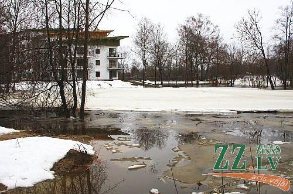 Šodien pulksten 14.30 Lielupes līmenis bija sasniedzis 311 centimetrus virs jūras līmeņa, kas tiek uzskatīti jau par trešās pakāpes riska plūdiem Jelgavā (no rīta vēl tika fiksēta otrā pakāpe). Applūdusi ceturtā daļa Jelgavas - pārsvarā...