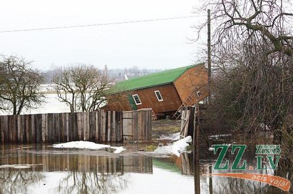 Šodien pulksten 14.30 Lielupes līmenis bija sasniedzis 311 centimetrus virs jūras līmeņa, kas tiek uzskatīti jau par trešās pakāpes riska plūdiem Jelgavā (no rīta vēl tika fiksēta otrā pakāpe). Applūdusi ceturtā daļa Jelgavas - pārsvarā...