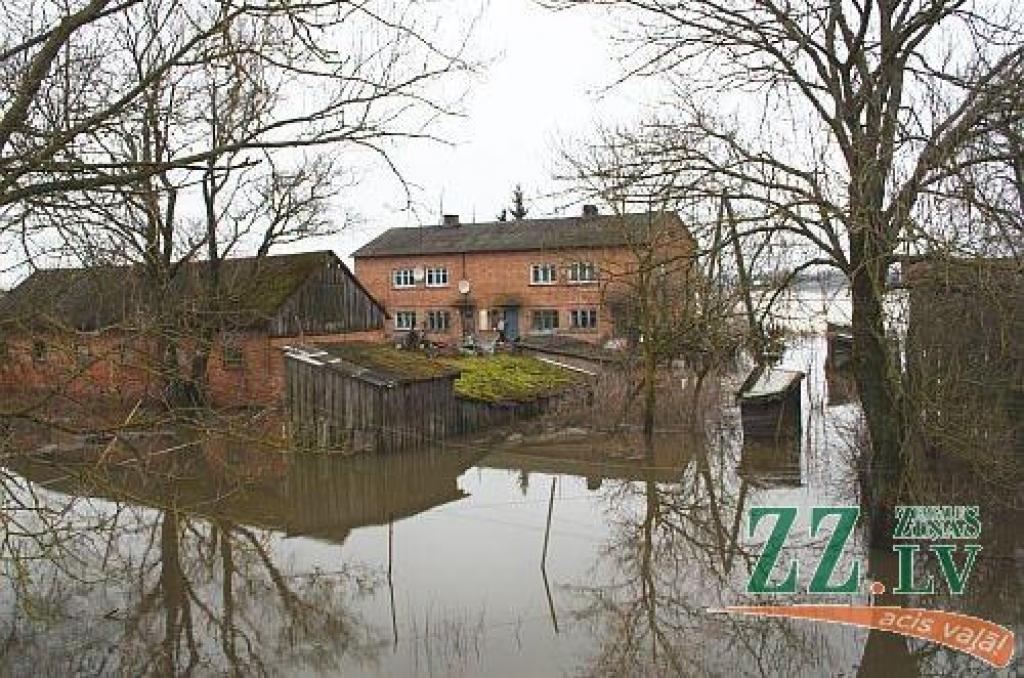 Šodien pulksten 14.30 Lielupes līmenis bija sasniedzis 311 centimetrus virs jūras līmeņa, kas tiek uzskatīti jau par trešās pakāpes riska plūdiem Jelgavā (no rīta vēl tika fiksēta otrā pakāpe). Applūdusi ceturtā daļa Jelgavas - pārsvarā...