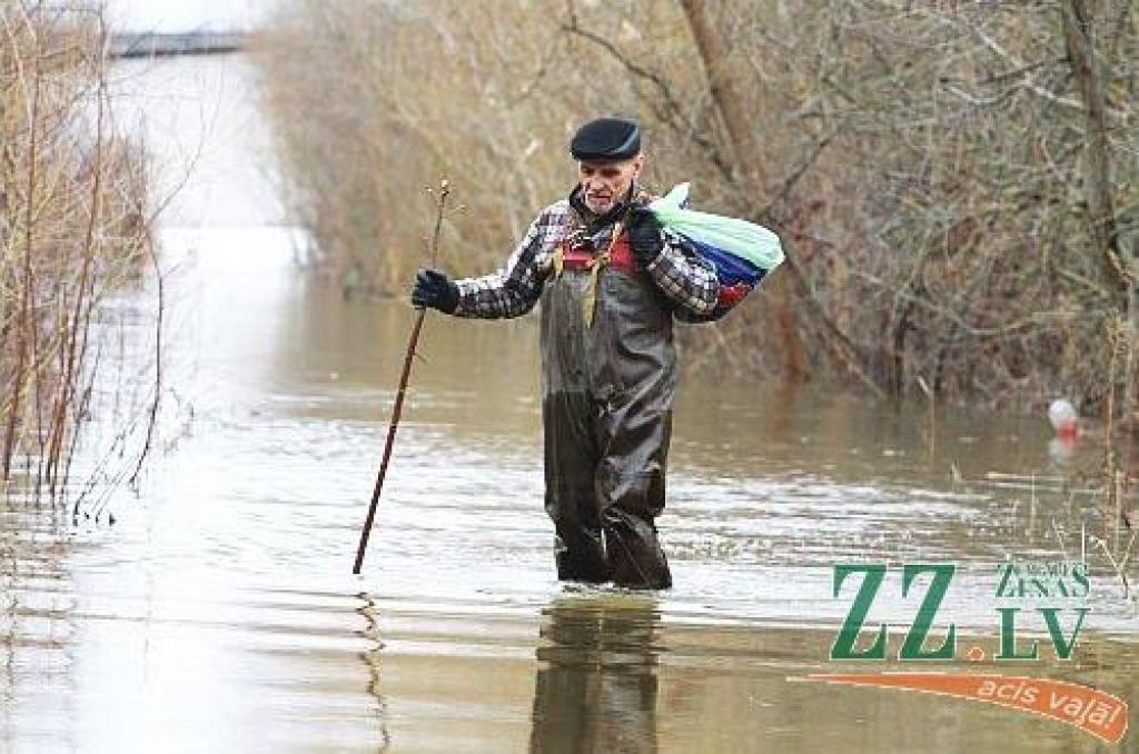 Šodien pulksten 14.30 Lielupes līmenis bija sasniedzis 311 centimetrus virs jūras līmeņa, kas tiek uzskatīti jau par trešās pakāpes riska plūdiem Jelgavā (no rīta vēl tika fiksēta otrā pakāpe). Applūdusi ceturtā daļa Jelgavas - pārsvarā...
