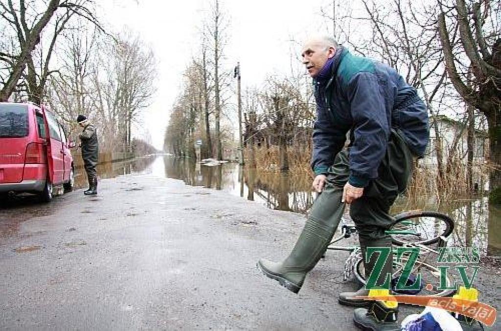 Šodien pulksten 14.30 Lielupes līmenis bija sasniedzis 311 centimetrus virs jūras līmeņa, kas tiek uzskatīti jau par trešās pakāpes riska plūdiem Jelgavā (no rīta vēl tika fiksēta otrā pakāpe). Applūdusi ceturtā daļa Jelgavas - pārsvarā...