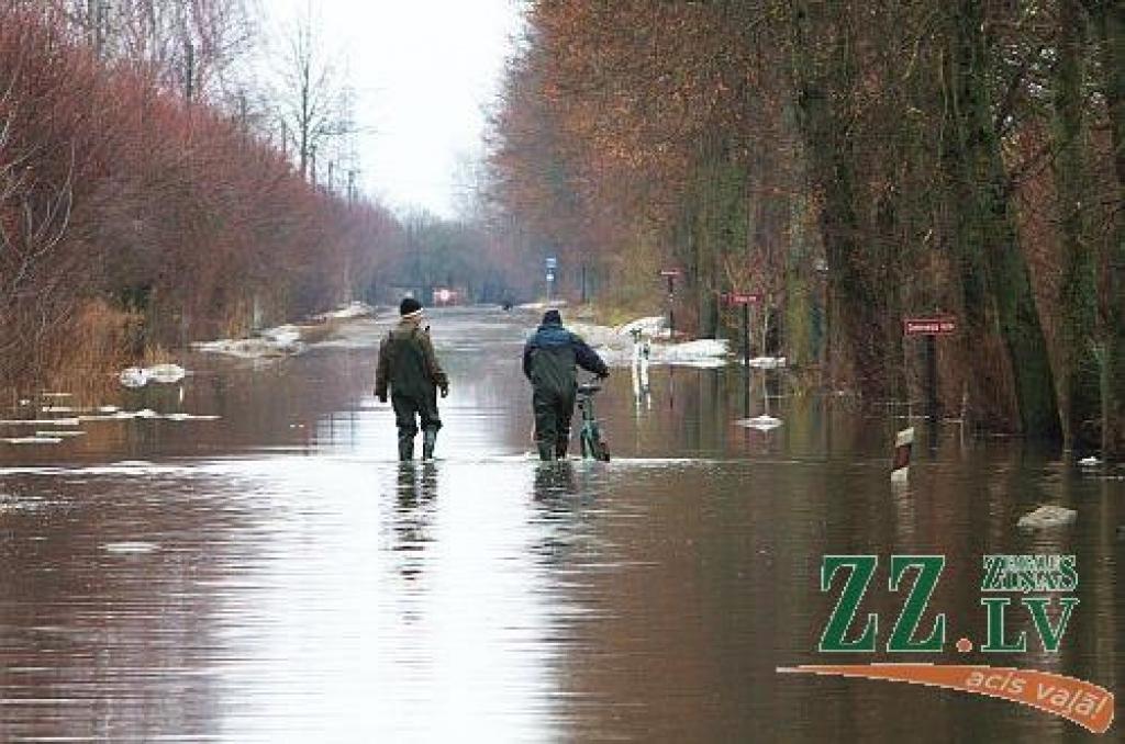 Šodien pulksten 14.30 Lielupes līmenis bija sasniedzis 311 centimetrus virs jūras līmeņa, kas tiek uzskatīti jau par trešās pakāpes riska plūdiem Jelgavā (no rīta vēl tika fiksēta otrā pakāpe). Applūdusi ceturtā daļa Jelgavas - pārsvarā...