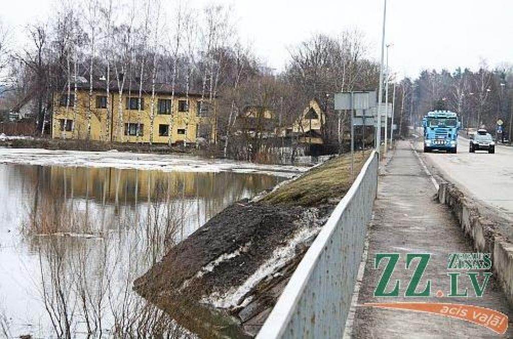 Šodien pulksten 14.30 Lielupes līmenis bija sasniedzis 311 centimetrus virs jūras līmeņa, kas tiek uzskatīti jau par trešās pakāpes riska plūdiem Jelgavā (no rīta vēl tika fiksēta otrā pakāpe). Applūdusi ceturtā daļa Jelgavas - pārsvarā...