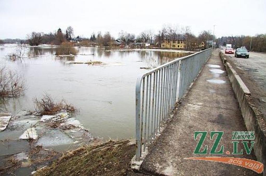 Šodien pulksten 14.30 Lielupes līmenis bija sasniedzis 311 centimetrus virs jūras līmeņa, kas tiek uzskatīti jau par trešās pakāpes riska plūdiem Jelgavā (no rīta vēl tika fiksēta otrā pakāpe). Applūdusi ceturtā daļa Jelgavas - pārsvarā...