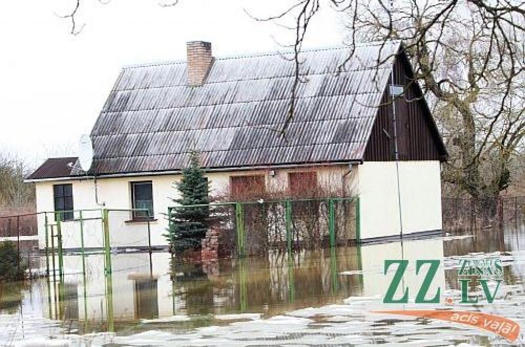 Šodien pulksten 14.30 Lielupes līmenis bija sasniedzis 311 centimetrus virs jūras līmeņa, kas tiek uzskatīti jau par trešās pakāpes riska plūdiem Jelgavā (no rīta vēl tika fiksēta otrā pakāpe). Applūdusi ceturtā daļa Jelgavas - pārsvarā...
