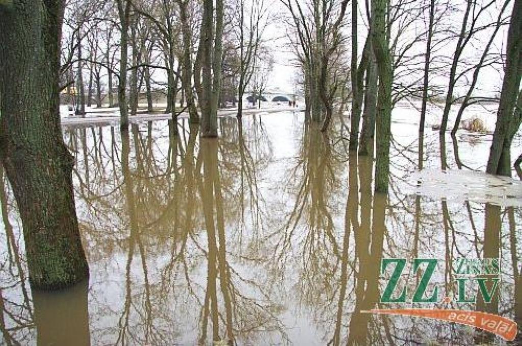 Šodien pulksten 14.30 Lielupes līmenis bija sasniedzis 311 centimetrus virs jūras līmeņa, kas tiek uzskatīti jau par trešās pakāpes riska plūdiem Jelgavā (no rīta vēl tika fiksēta otrā pakāpe). Applūdusi ceturtā daļa Jelgavas - pārsvarā...