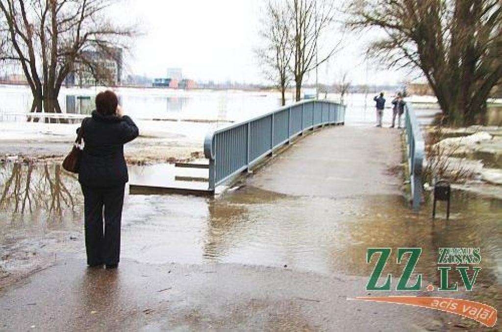 Šodien pulksten 14.30 Lielupes līmenis bija sasniedzis 311 centimetrus virs jūras līmeņa, kas tiek uzskatīti jau par trešās pakāpes riska plūdiem Jelgavā (no rīta vēl tika fiksēta otrā pakāpe). Applūdusi ceturtā daļa Jelgavas - pārsvarā...
