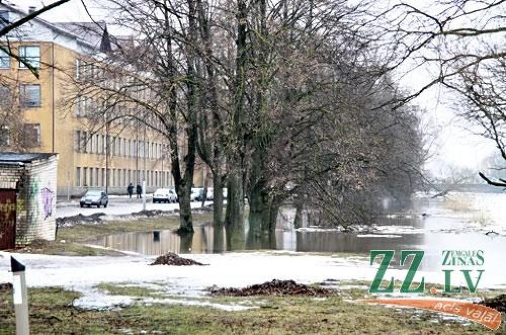 Šodien pulksten 14.30 Lielupes līmenis bija sasniedzis 311 centimetrus virs jūras līmeņa, kas tiek uzskatīti jau par trešās pakāpes riska plūdiem Jelgavā (no rīta vēl tika fiksēta otrā pakāpe). Applūdusi ceturtā daļa Jelgavas - pārsvarā...